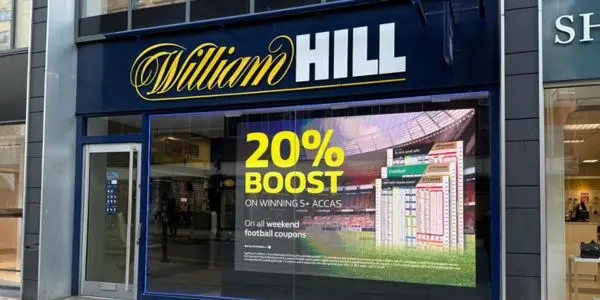 Review nhà cái William Hill: Uy tín quốc tế, nhưng người Việt cần lưu ý gì? 1 William Hill là ai và vì sao được xem là “cây đa cây đề” của cá cược?